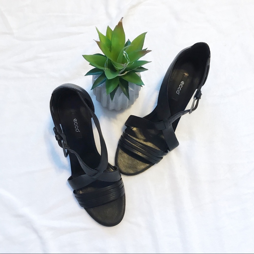 Ecco Black strappy sandal with chunky heel